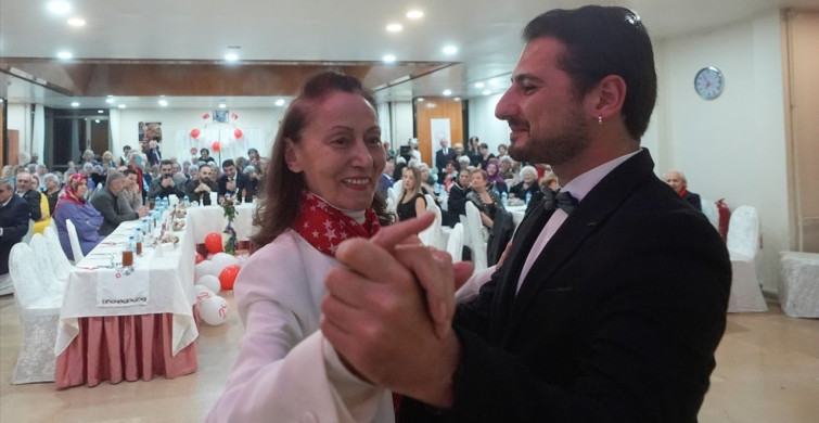 Etiler Huzurevi'nde Cumhuriyet Balosu Coşkusu