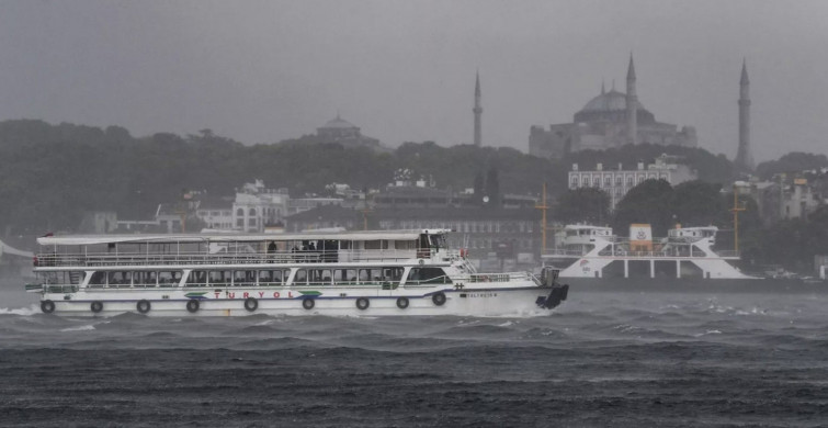 Etkisini artıran lodos nedeniyle vapur seferleri iptal edildi