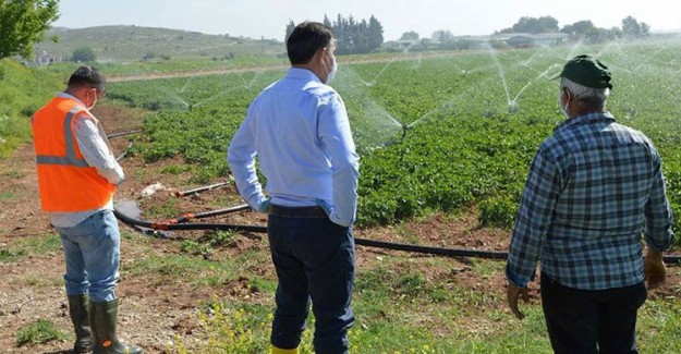 Evinden Çıkamayan Çiftçinin Tarlasını DSİ Görevlileri Suladı