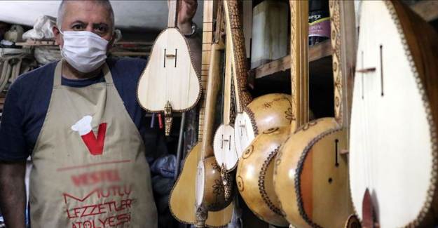 Evinin Bodrumunda Müzik Aleti Üretiyor
