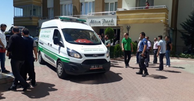 Evlatlık Olduğunu Fark Eden Şahıs, Üvey Annesini Öldürdükten Sonra İntihar Etti