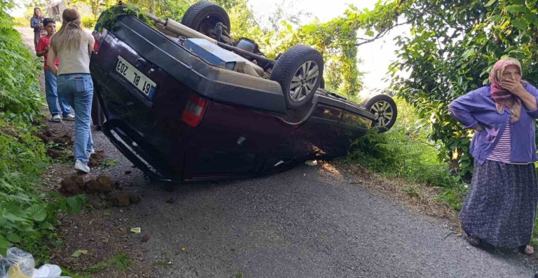 Eynesil'de geri kayan otomobil takla attı: 4 yaralı