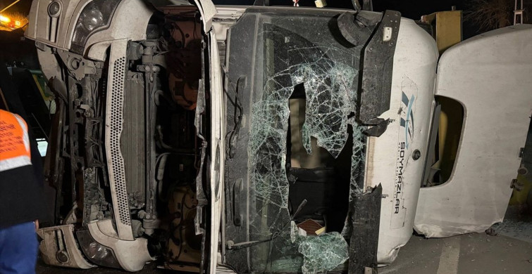 Eyüpsultan'da Devrilen Hafriyat Kamyonu Sürücüsü Yaralandı