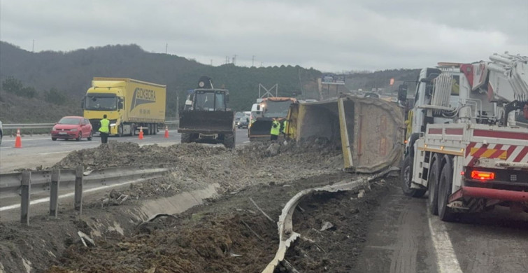 Eyüpsultan'da Hafriyat Kamyonu Devrildi, Trafik Tıkandı