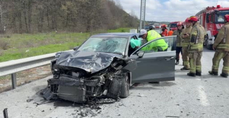 Eyüpsultan’da Hafriyat Kamyonuna Çarpan Otomobil Hurdaya Döndü