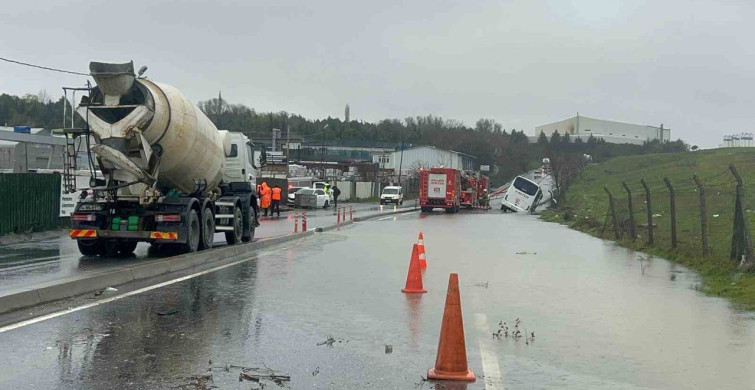 Eyüpsultan'da Servis Aracı Su Dolu Kanalda Yan Yattı