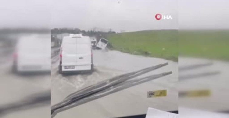 Eyüpsultan'da Servis Aracı Su Kanalına Düşerek Yan Yattı