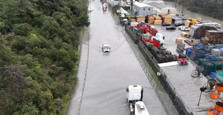 Eyüpsultan'da Yağmur Sonrası Yol Göl Oldu