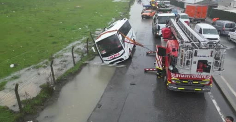 Eyüpsultan'da Yan Yatan Servis Aracı Görüntülendi