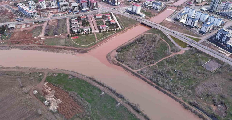 Fadlum Çayı Kızılırmak'a Kızıl Renk Verdi