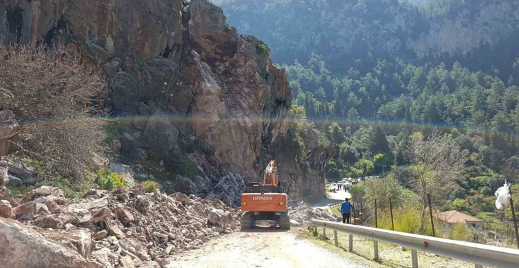 Faralya’da Heyelan Sonrası Ulaşım Çalışmaları