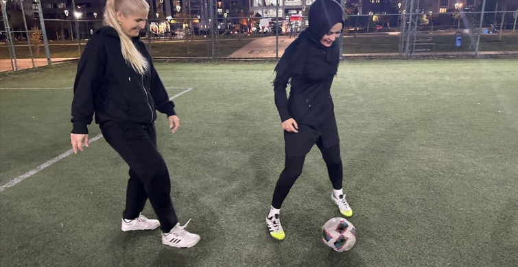 Farklı Meslek Gruplarından Kadınlar Halı Sahada Futbol Oynuyor
