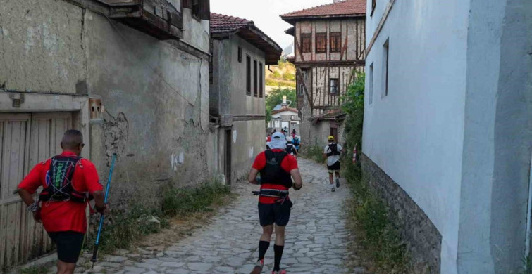 Farklı ülkelerden sporcular safranbolu’nun tarihi sokaklarında yarışıyor