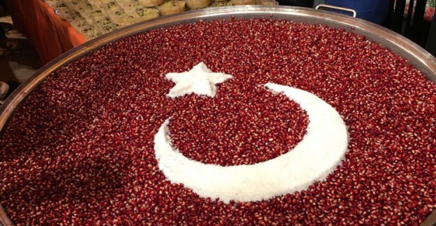 Fatih Belediyesi Mısır Çarşı'nda Aşure Dağıttı
