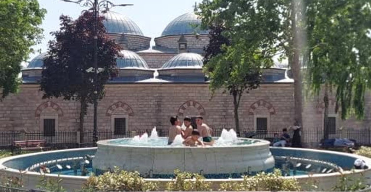 Fatih Camii avlusundaki süs havuzunda çocuklar yüzerek serinledi