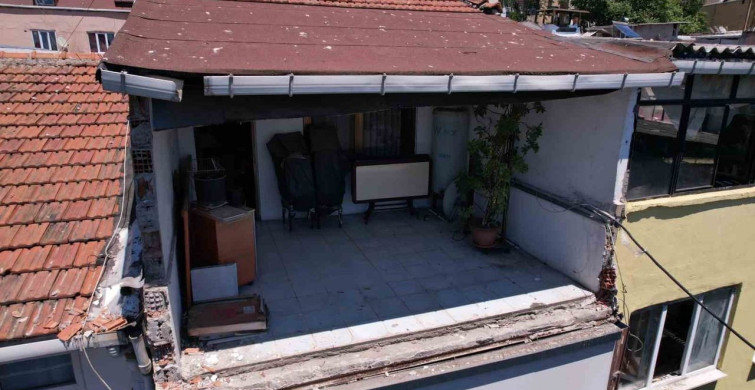 Fatih laleli'de binadan kopan beton ve metal parçalar yere düştü