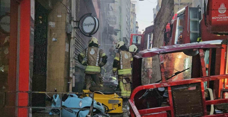 Fatih'te 5 katlı iş hanında yangın: 1 kişi kurtarıldı