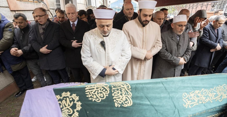 Fatih'te Çöken Binalarda Hayatını Kaybeden Semra Urunca'nın Cenazesi Toprağa Verildi