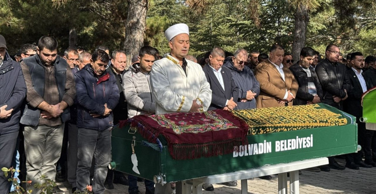 Fatih'te Gıda Zehirlenmesi Şüphesiyle Ölen Ailenin Cenazesi Defnedildi