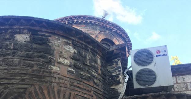 Fatih'te Hirami Ahmed Paşa Camii'nin Bahçesi Kümese Dönüştürüldü