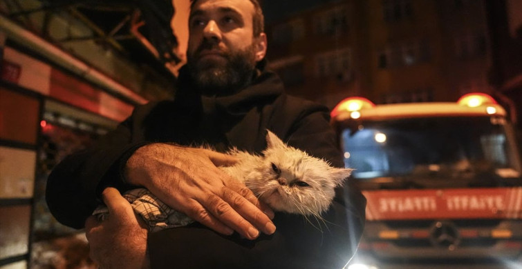 Fatih'te Metruk Bina Yangını Kontrol Altında