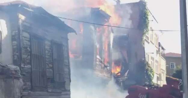 Fatih'te Metruk Binada Yangın