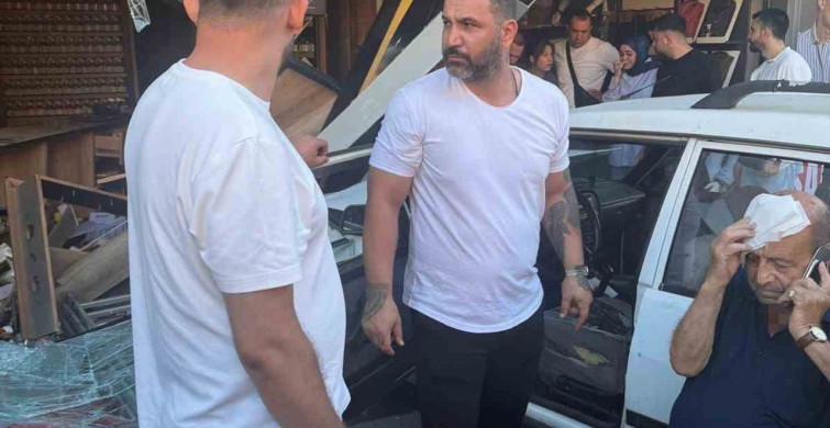 Fatih'te otomobil iki iş yerine çarptı: 1 yaralı