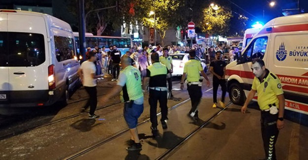 Fatih'te Polis Aracı İle Otomobil Çarpışması Sonucu 7 Kişi Yaralandı