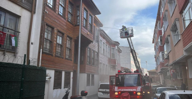 Fatih'te Tarihi Ahşap Bina Yangını Kontrol Altına Alındı