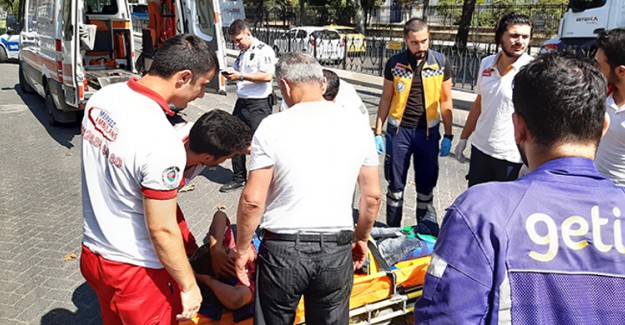 Fatih'te Tramvay İle Motosikletli Kurye Çarpıştı: 1 Yaralı