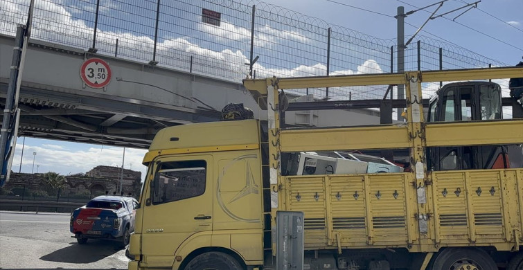 Fatih'te Üst Geçide Tır Çarpması