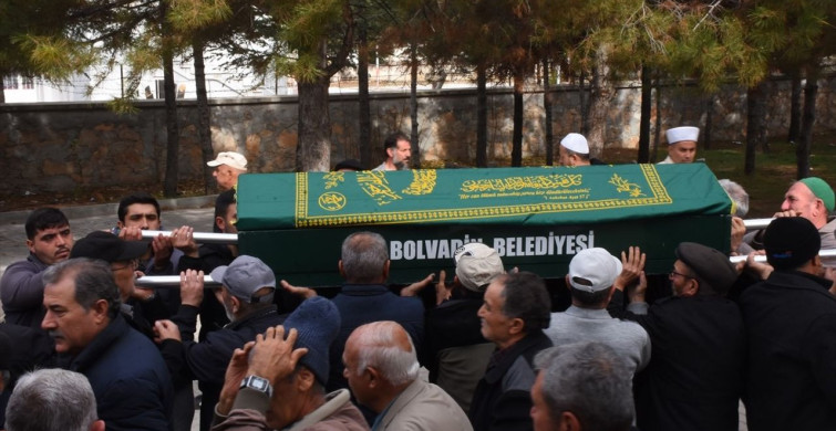 Fatih'te Zehirlenme Şüphesi: Servet Böcek'in Cenazesi Defnedildi