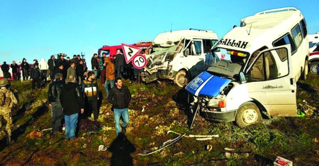 Feci Kaza! Öğrenci Servisi İle İşçi Servisi Çarpıştı