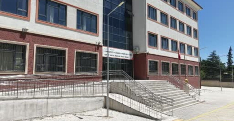 Fedakar öğretmenler tatilde okulu yeni döneme hazırlıyor