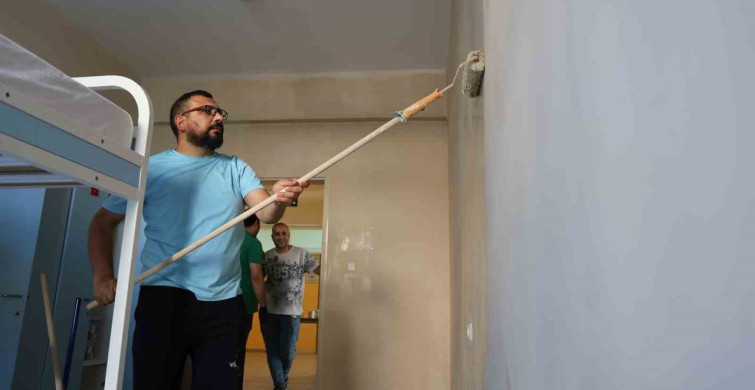 Fedakar öğretmenler yaz tatilinde okulu yeni döneme hazırlıyor