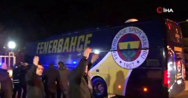 Fenerabahçe Taraftarından Takım Otobüsüne Saldırı