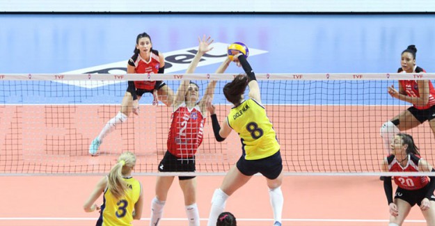 Fenerbahçe, Halkbank’a Set Vermedi!