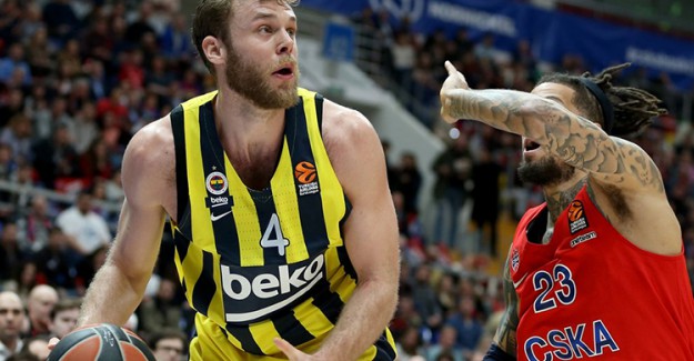 Fenerbahçe Liderliğe Devam Ediyor