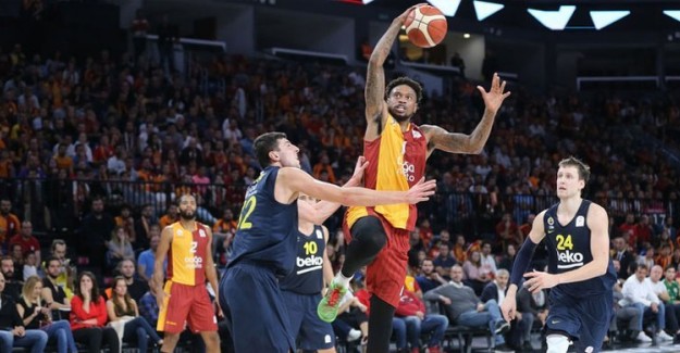 Fenerbahçe Sahasında Galatasaray'ı Ağırlıyor