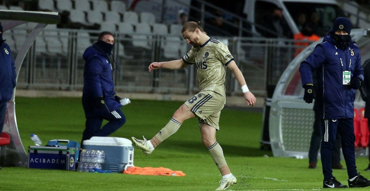 Fenerbahçe'de Caner Erkin Belirsizliği Sürüyor