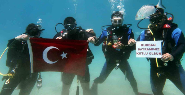 Fethiye'de Dalgıçlardan Su Altında Bayram Kutlaması