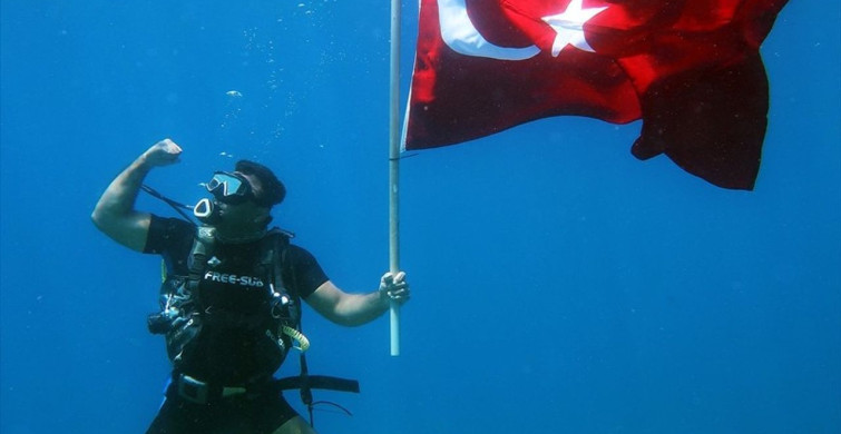 Fethiye'de Deniz Altında Zafer Bayramı Kutlaması