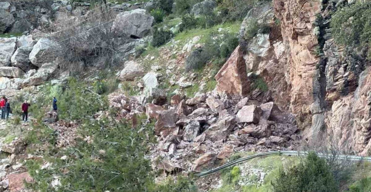 Fethiye'de Kaya Düşmesi Sonucu Faralya Yolu Kapatıldı