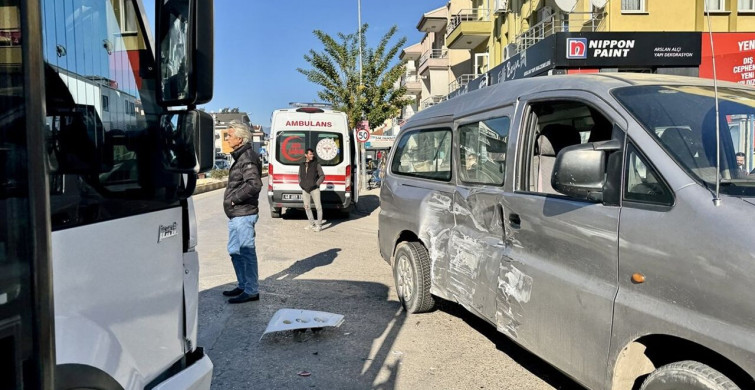 Fethiye'de Minibüs-Kamyonet Çarpışması: 13 Yaralı