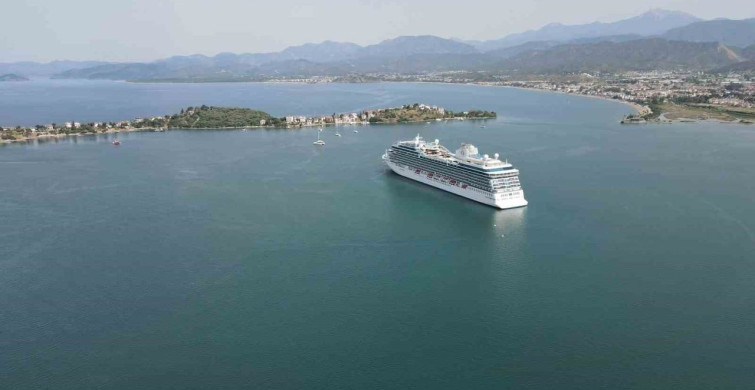 Fethiye'de Sezonun İlk Kruvaziyer Gemisi Allura Uğradı