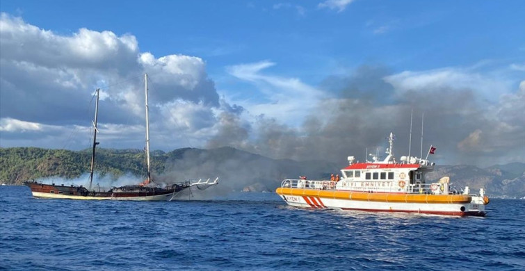 Fethiye'de Yangın Çıkan Tekne Suya Gömüldü