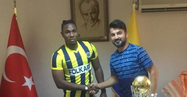 Fıkra Gibi Transfer.. Oyuncuları Karıştırıp Yanlış Kişiye İmza Attırdılar!