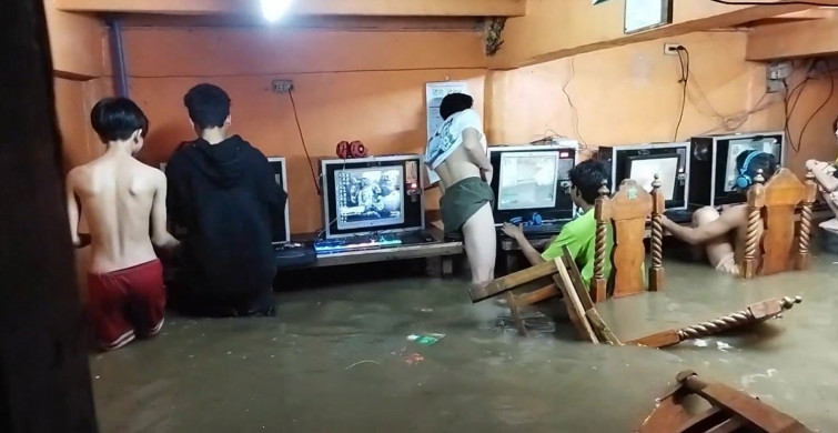 Filipinler'de İnternet Kafeyi Su Bastı: Oyuncular Aldırış Etmedi