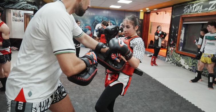 Filistinli Genç Muaythai Şampiyonu Vivian Allis Gazze'ye Madalya Armağan Etti