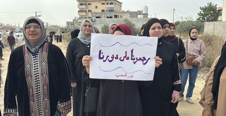 Filistinliler Batı Şeria'da Evlerine Dönmek İçin Gösteri Düzenledi